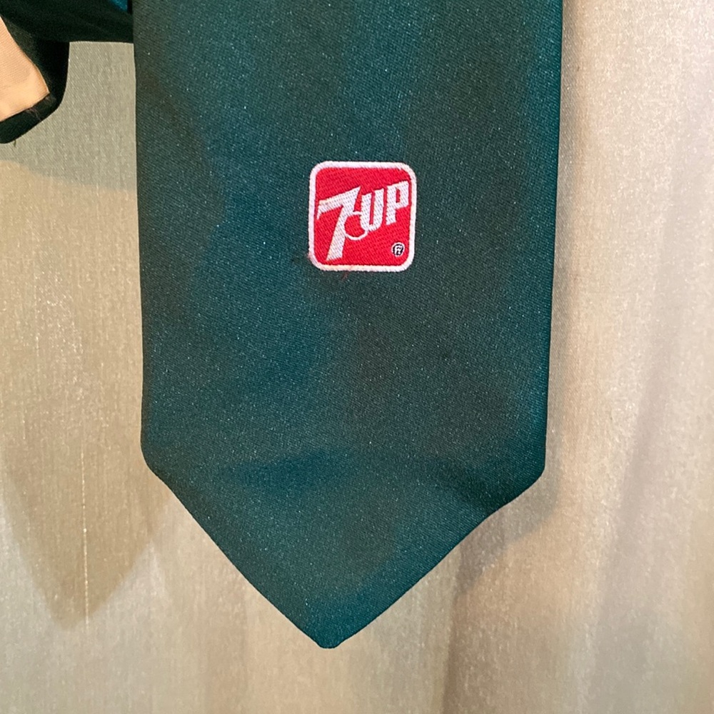 VINTAGE SEVEN 7 UP TIE SODA POP ADVERTISING NECKTIE GREEN 7UP GOLDEN CLASP